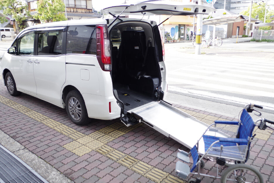車いす対応の送迎車